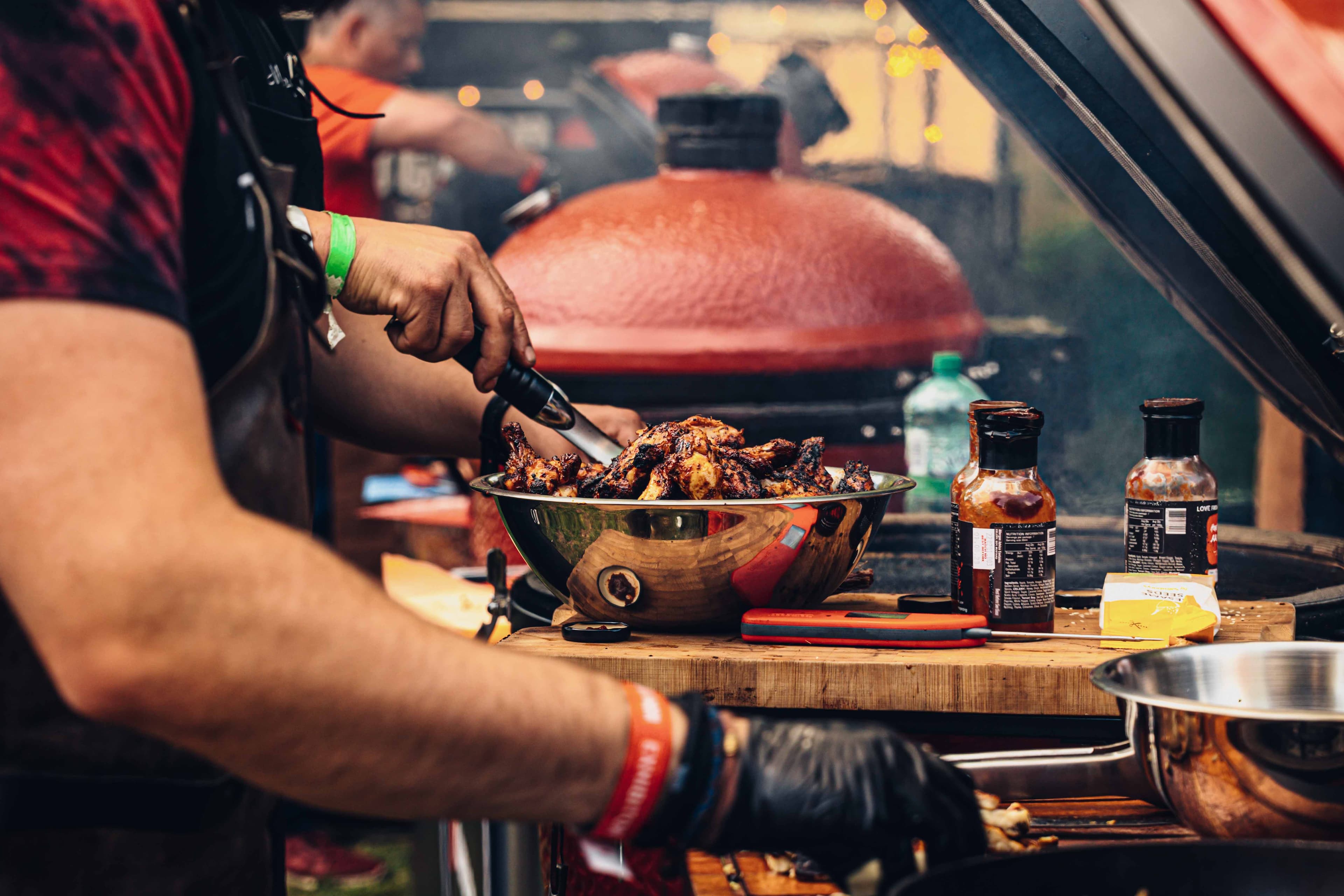 Alitas BBQ recién hechas en Kamado Joe