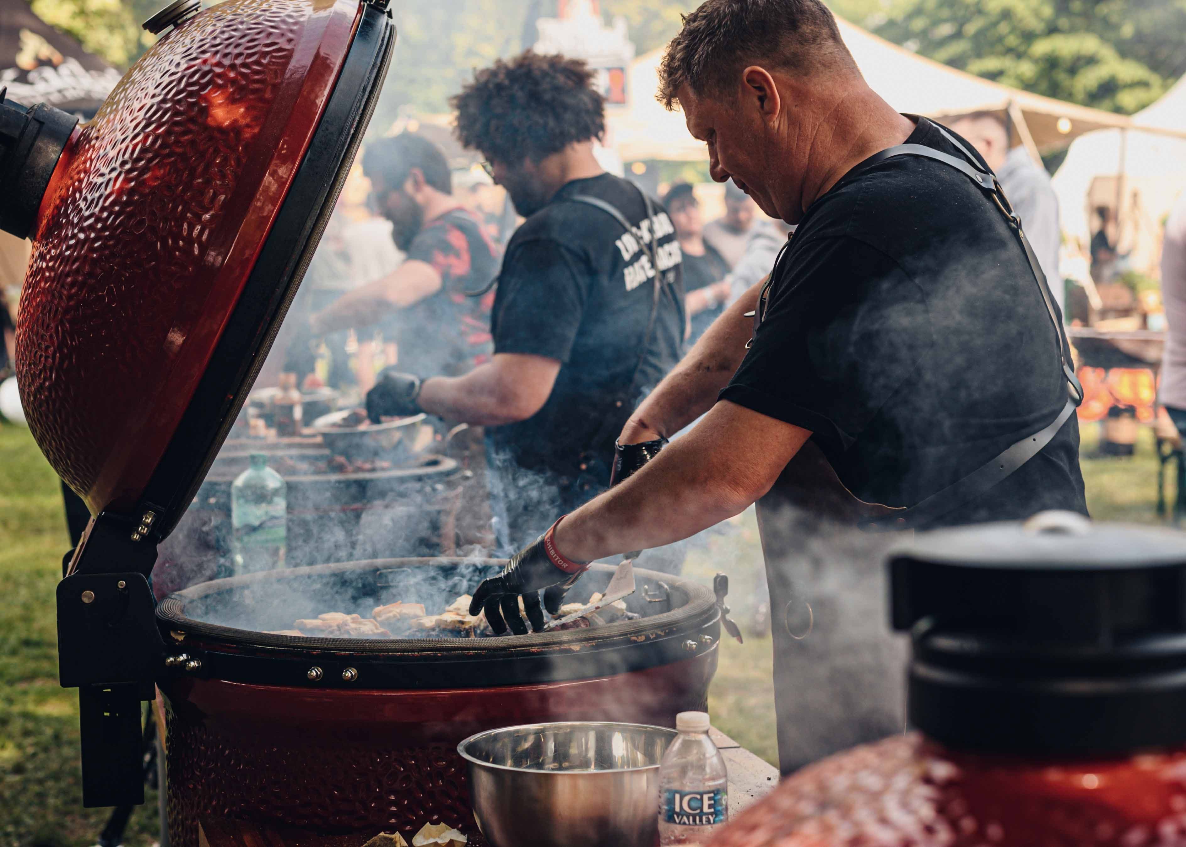 Cocinero con Kamado Joe y humo