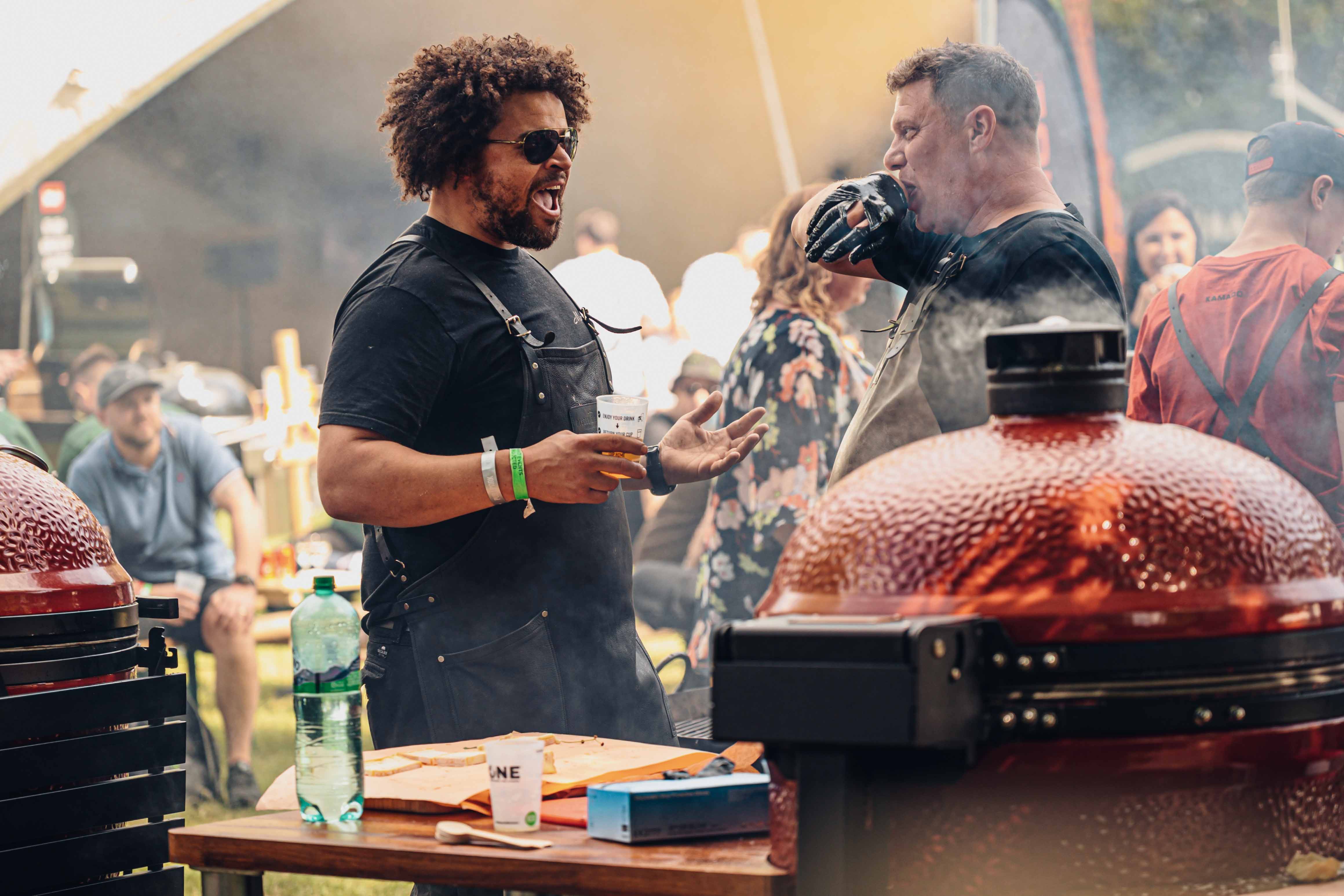 Chefs cocinando en el festival BBQ