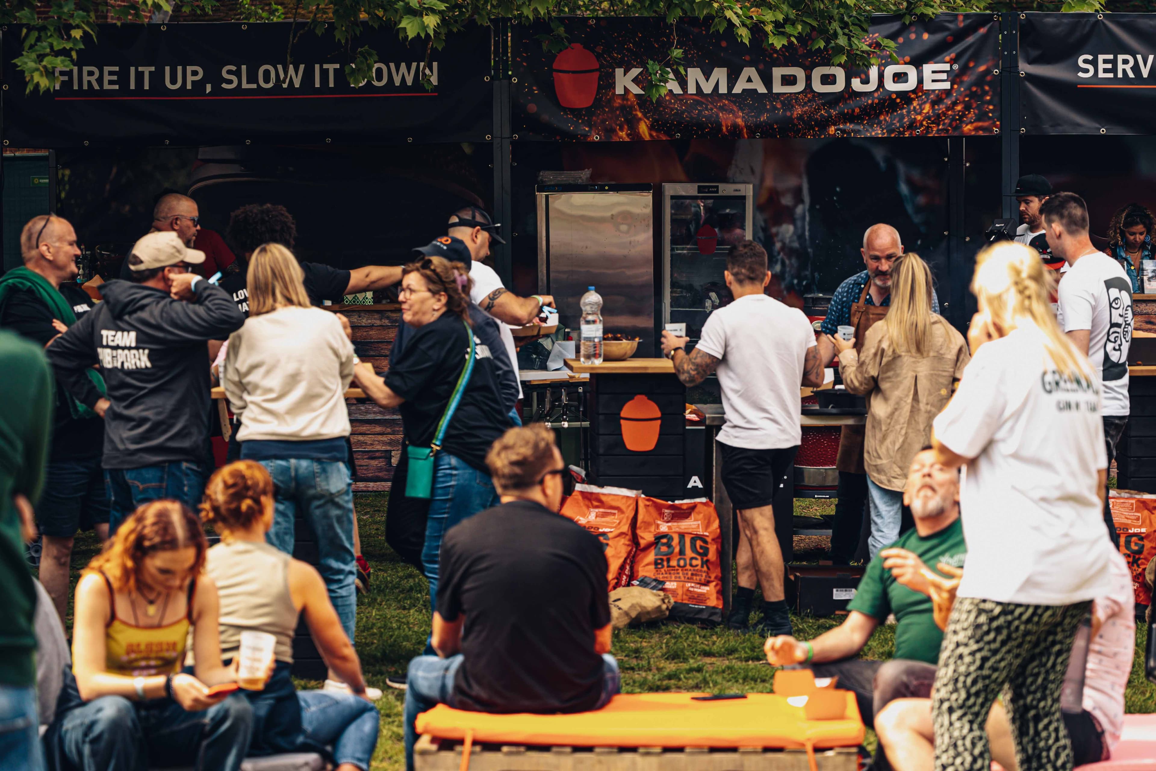 Stand de Kamado Joe con público disfrutando del festival