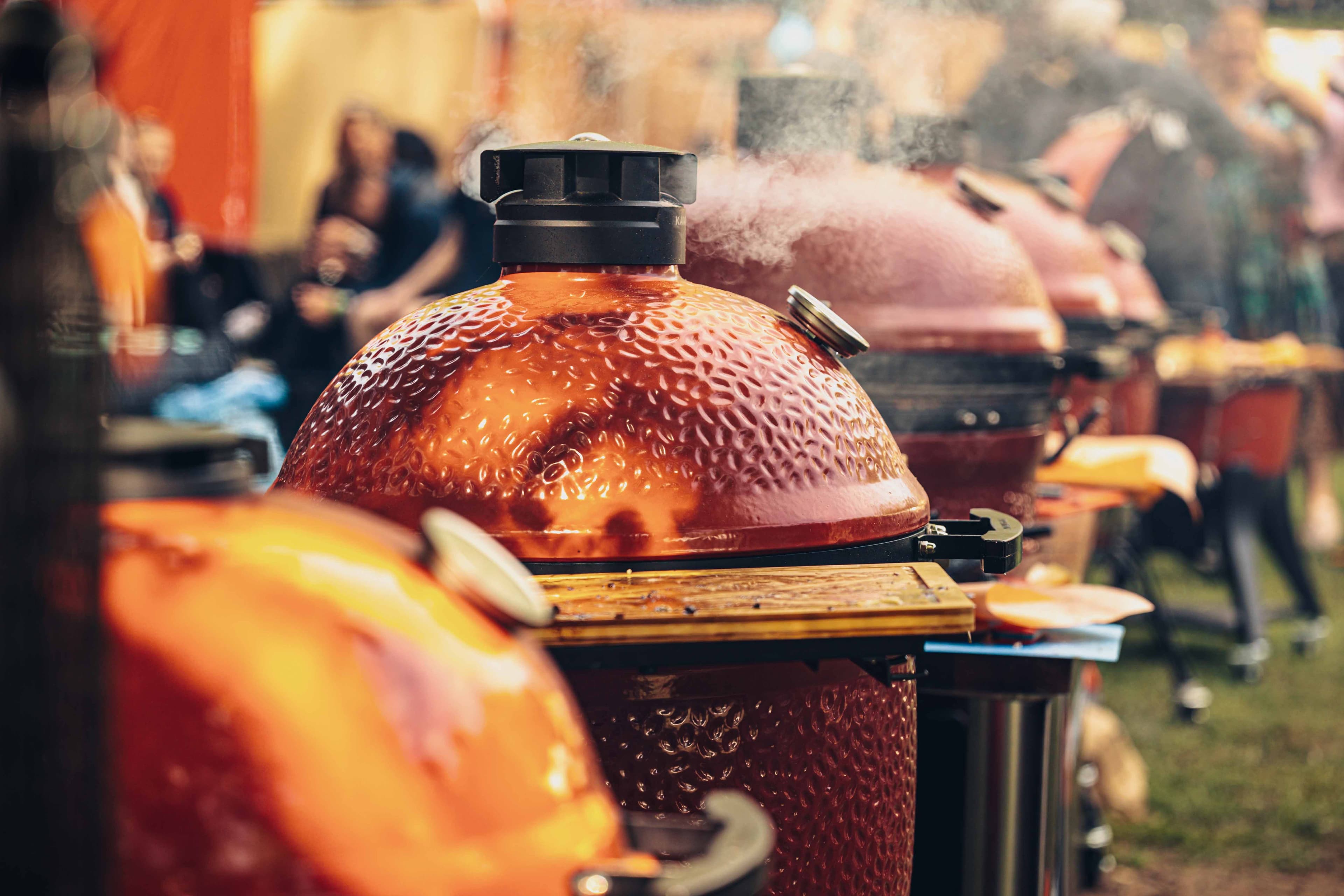 Kamado Joe cerámicos humeando en fila