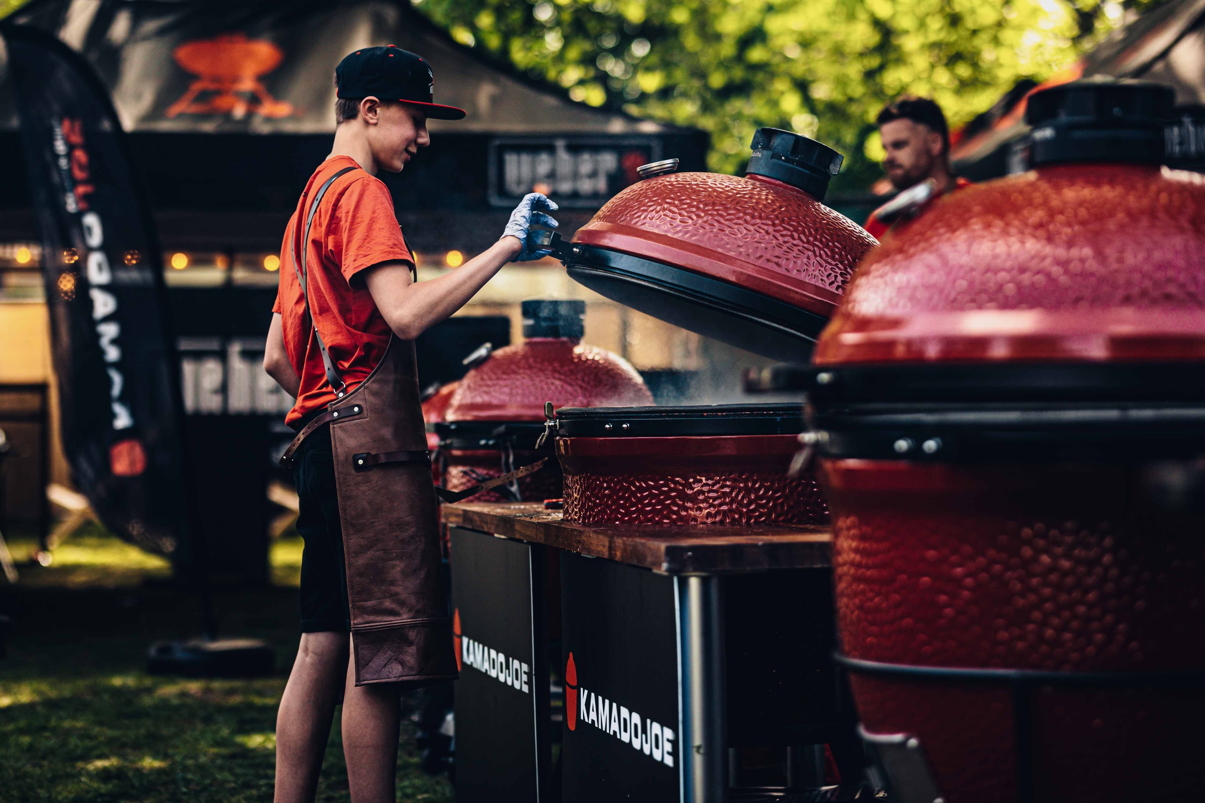 Kamado Joe en acción durante competición BBQ